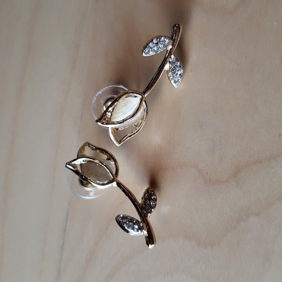 unbranded Jewelry - 𝅺925 Silver Needle Flower Shaped Earrings NWOT